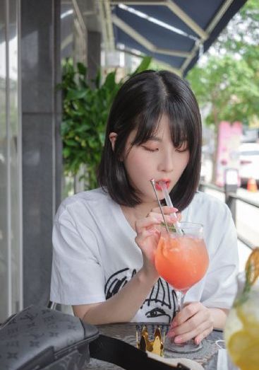 隔着衣服轻揉她的胸_BD国语免费播放